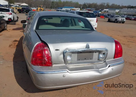 2004 Lincoln Town Car Signature z USA, uszkodzony, nr VIN 1LNHM81W34Y632812